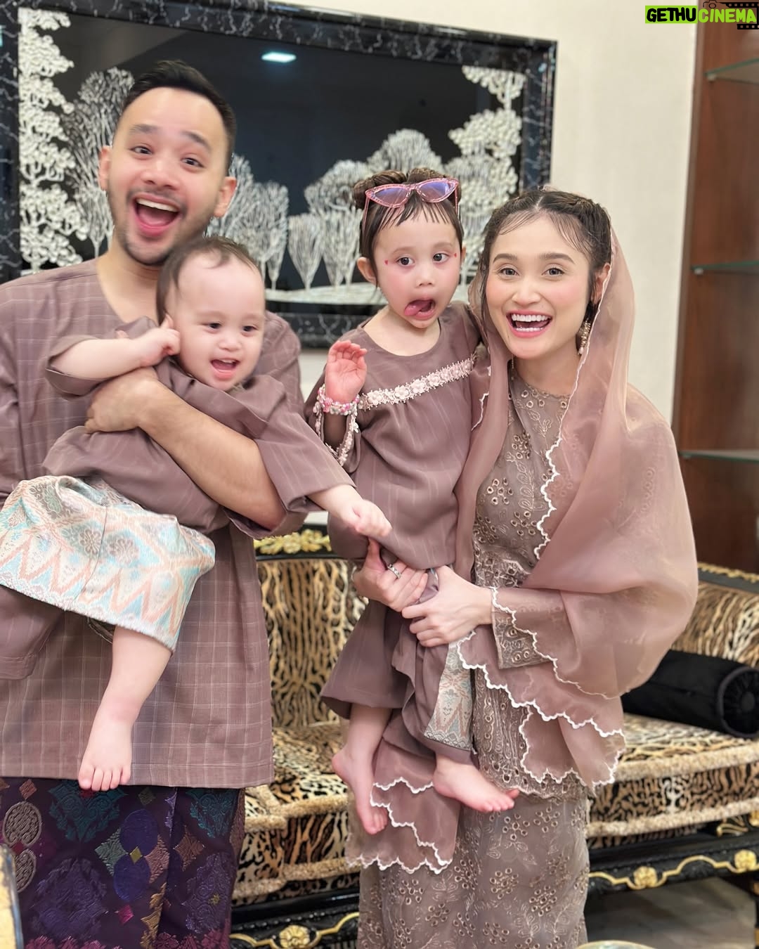 Ayda Jebat - 24.6K Likes - Itu dia… the struggle is real gais. 

Swipe swipe gambar. Siapa nak anak 2 fikir dulu ok. Hahahahahaha! Gurau je. Well! Nah! Gambar raya yang kelam kabut. Dedek.. oo dedek.. geram eh! Gambar last tu @ananaylaofficial amikkan. Thanks Nayla ada la gambar Mamaa & Dadaa raya. Hahaha! 

First time dukung Nayla since keluar hospital sebab slipdisc haritu. Rindu.. Jangan tanya kenapa tak angkat dedek instead of Nayla ok. Bye. Hahahaha! 

Selamat Hari Raya, 0-0. 🤍
