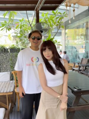 Ayda Jebat Instagram - Nak dekat 2 tahun tak jumpa sebab bila nak jumpa dah set dia pulak shooting lah ada program tulah inilah. Tapi masih berhubung dekat whtsapp atau video calll. Hmmm sedar sedar anak dah dua dah. Tah tahhh jumpa lagi sekali anak dah tiga, 😝 my bestfriend susah senang, dulu masa tak cukup duit nak restock barang 10 tahun lepas aku whtsapp je “wehh pinjam 100k, nanti aku bayar, dia pun terus transfer. Thank you @aydajebat selalu & sentiasa ada masa dulu. Love you always! 🤍