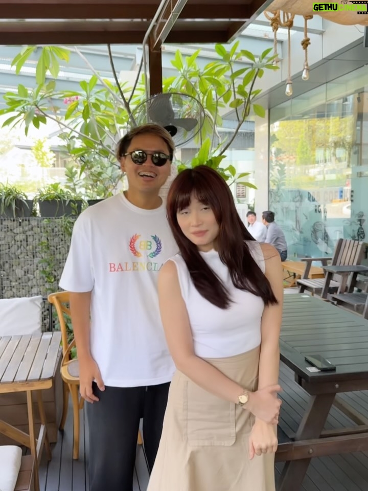 Ayda Jebat - 18.9K Likes - Nak dekat 2 tahun tak jumpa sebab bila nak jumpa dah set dia pulak shooting lah ada program tulah inilah. Tapi masih berhubung dekat whtsapp atau video calll. Hmmm sedar sedar anak dah dua dah. Tah tahhh jumpa lagi sekali anak dah tiga, 😝 my bestfriend susah senang, dulu masa tak cukup duit nak restock barang 10 tahun lepas aku whtsapp je “wehh pinjam 100k, nanti aku bayar, dia pun terus transfer. Thank you @aydajebat selalu & sentiasa ada masa dulu. Love you always! 🤍