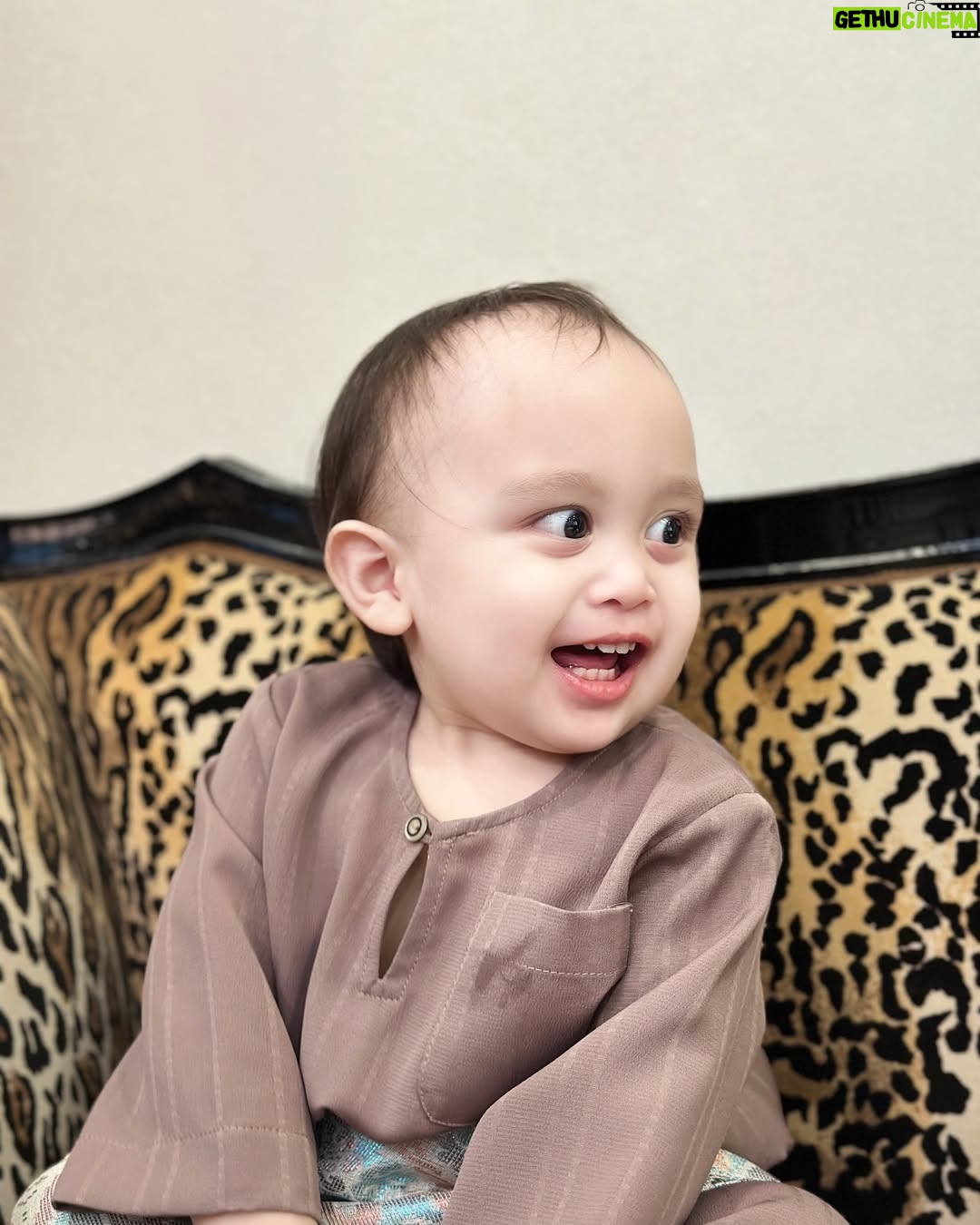 Ayda Jebat - 24.6K Likes - Itu dia… the struggle is real gais. 

Swipe swipe gambar. Siapa nak anak 2 fikir dulu ok. Hahahahahaha! Gurau je. Well! Nah! Gambar raya yang kelam kabut. Dedek.. oo dedek.. geram eh! Gambar last tu @ananaylaofficial amikkan. Thanks Nayla ada la gambar Mamaa & Dadaa raya. Hahaha! 

First time dukung Nayla since keluar hospital sebab slipdisc haritu. Rindu.. Jangan tanya kenapa tak angkat dedek instead of Nayla ok. Bye. Hahahaha! 

Selamat Hari Raya, 0-0. 🤍