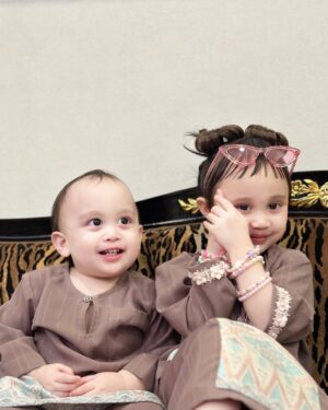 Ayda Jebat Instagram - Itu dia… the struggle is real gais.
Swipe swipe gambar. Siapa nak anak 2 fikir dulu ok. Hahahahahaha! Gurau je. Well! Nah! Gambar raya yang kelam kabut. Dedek.. oo dedek.. geram eh! Gambar last tu @ananaylaofficial amikkan. Thanks Nayla ada la gambar Mamaa & Dadaa raya. Hahaha!
First time dukung Nayla since keluar hospital sebab slipdisc haritu. Rindu.. Jangan tanya kenapa tak angkat dedek instead of Nayla ok. Bye. Hahahaha!
Selamat Hari Raya, 0-0. 🤍
