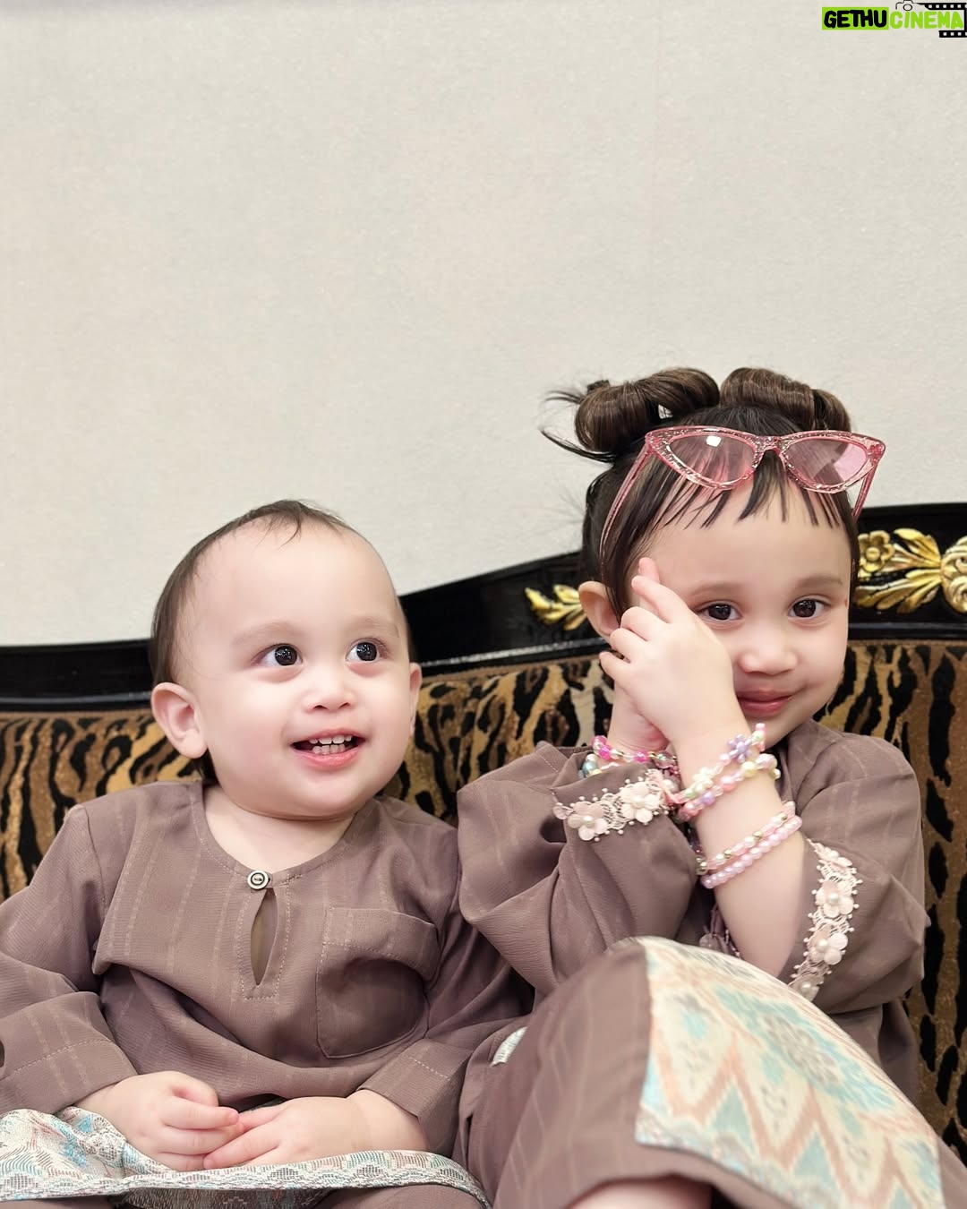 Ayda Jebat - 24.6K Likes - Itu dia… the struggle is real gais. 

Swipe swipe gambar. Siapa nak anak 2 fikir dulu ok. Hahahahahaha! Gurau je. Well! Nah! Gambar raya yang kelam kabut. Dedek.. oo dedek.. geram eh! Gambar last tu @ananaylaofficial amikkan. Thanks Nayla ada la gambar Mamaa & Dadaa raya. Hahaha! 

First time dukung Nayla since keluar hospital sebab slipdisc haritu. Rindu.. Jangan tanya kenapa tak angkat dedek instead of Nayla ok. Bye. Hahahaha! 

Selamat Hari Raya, 0-0. 🤍