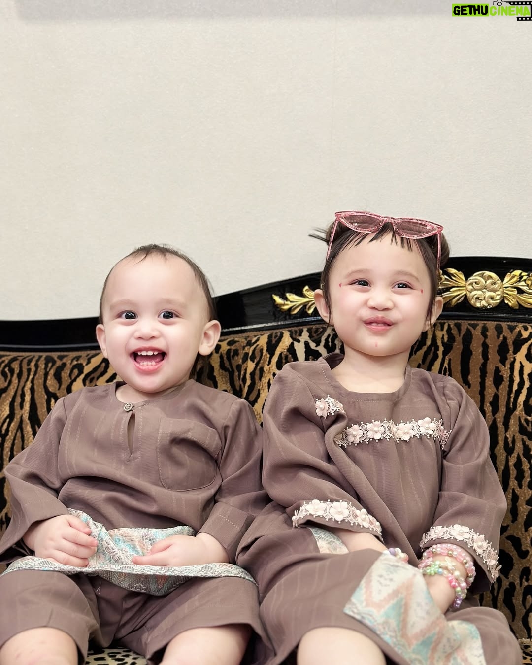 Ayda Jebat - 24.6K Likes - Itu dia… the struggle is real gais. 

Swipe swipe gambar. Siapa nak anak 2 fikir dulu ok. Hahahahahaha! Gurau je. Well! Nah! Gambar raya yang kelam kabut. Dedek.. oo dedek.. geram eh! Gambar last tu @ananaylaofficial amikkan. Thanks Nayla ada la gambar Mamaa & Dadaa raya. Hahaha! 

First time dukung Nayla since keluar hospital sebab slipdisc haritu. Rindu.. Jangan tanya kenapa tak angkat dedek instead of Nayla ok. Bye. Hahahaha! 

Selamat Hari Raya, 0-0. 🤍