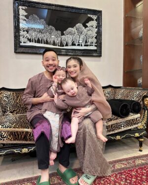 Ayda Jebat Instagram - Itu dia… the struggle is real gais.
Swipe swipe gambar. Siapa nak anak 2 fikir dulu ok. Hahahahahaha! Gurau je. Well! Nah! Gambar raya yang kelam kabut. Dedek.. oo dedek.. geram eh! Gambar last tu @ananaylaofficial amikkan. Thanks Nayla ada la gambar Mamaa & Dadaa raya. Hahaha!
First time dukung Nayla since keluar hospital sebab slipdisc haritu. Rindu.. Jangan tanya kenapa tak angkat dedek instead of Nayla ok. Bye. Hahahaha!
Selamat Hari Raya, 0-0. 🤍