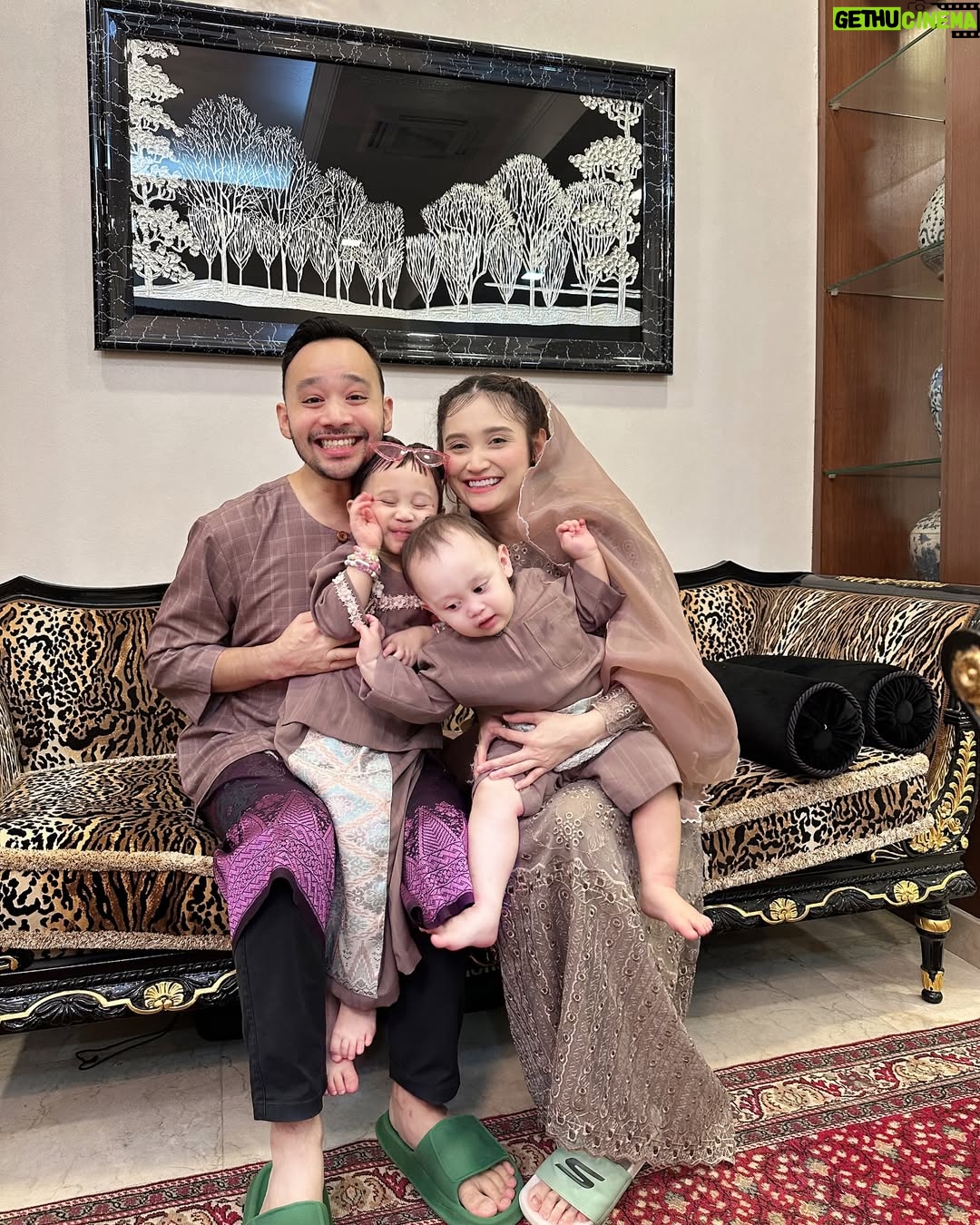 Ayda Jebat - 24.6K Likes - Itu dia… the struggle is real gais. 

Swipe swipe gambar. Siapa nak anak 2 fikir dulu ok. Hahahahahaha! Gurau je. Well! Nah! Gambar raya yang kelam kabut. Dedek.. oo dedek.. geram eh! Gambar last tu @ananaylaofficial amikkan. Thanks Nayla ada la gambar Mamaa & Dadaa raya. Hahaha! 

First time dukung Nayla since keluar hospital sebab slipdisc haritu. Rindu.. Jangan tanya kenapa tak angkat dedek instead of Nayla ok. Bye. Hahahaha! 

Selamat Hari Raya, 0-0. 🤍
