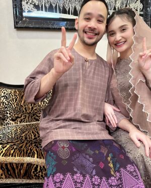 Ayda Jebat Instagram - Itu dia… the struggle is real gais.
Swipe swipe gambar. Siapa nak anak 2 fikir dulu ok. Hahahahahaha! Gurau je. Well! Nah! Gambar raya yang kelam kabut. Dedek.. oo dedek.. geram eh! Gambar last tu @ananaylaofficial amikkan. Thanks Nayla ada la gambar Mamaa & Dadaa raya. Hahaha!
First time dukung Nayla since keluar hospital sebab slipdisc haritu. Rindu.. Jangan tanya kenapa tak angkat dedek instead of Nayla ok. Bye. Hahahaha!
Selamat Hari Raya, 0-0. 🤍