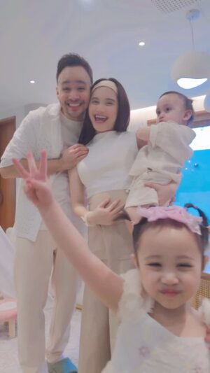 Ayda Jebat Instagram - Assalamualaikum! 3rd Wuvv Junior is coming.. 🥹🤍
Our small family insyaallah akan bertambah seorang lagi. Ayda sekarang dah 4 months, alhamdulillah. Doakan semuanya dipermudahkan! Love you guys! 🐣
#wuvvjunioriscoming