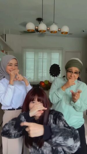 Ayda Jebat Instagram - Ada ni menari ngan TokMa sambil baca comment PANAS korang. 🔥🤣
Kejap je lagi #MandulBukanPilihan tau! 🤍