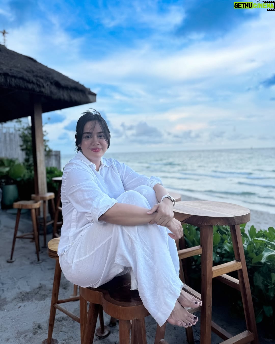 Aye Wutyi Thaung - 2.3K Likes - I’m in love with nature 🩵🩵🩵
