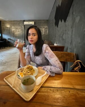 Aye Wutyi Thaung Instagram - In love with food #cravingsatisfied #myanmarfood #ootd