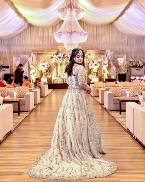 Ayesha Pervez Instagram - Every girl deserves to be treated like a princess šā„ļø
Follow // @ayeshapervez11
.
.
.
.
.
.
.
.
.
.
.
@malassignaturesalon
@iqrakundanjewellery
@mubeen.dashing
@ameeraliproduction
@gourmetcateringlahore
