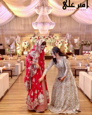 Ayesha Pervez Instagram - Every girl deserves to be treated like a princess šā„ļø
Follow // @ayeshapervez11
.
.
.
.
.
.
.
.
.
.
.
@malassignaturesalon
@iqrakundanjewellery
@mubeen.dashing
@ameeraliproduction
@gourmetcateringlahore