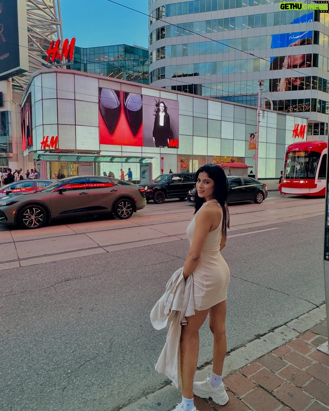 Ayra Bansal - 60.2K Likes - Chasing dreams and making memories…… 
📸 @nitesh00280 
.
#ayrabansal #treveling #toronto_insta #canada #ayrastar #trending #newpost