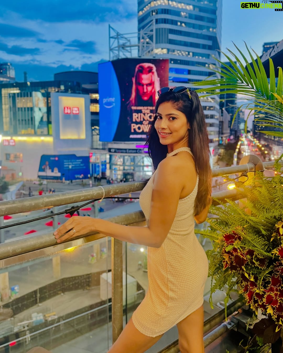 Ayra Bansal - 60.2K Likes - Chasing dreams and making memories…… 
📸 @nitesh00280 
.
#ayrabansal #treveling #toronto_insta #canada #ayrastar #trending #newpost