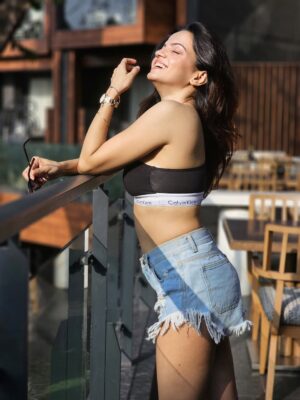 Ayra Sharma Instagram - If "Single and Happy" has a face 😋😍