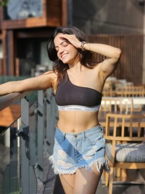 Ayra Sharma Instagram - If "Single and Happy" has a face 😋😍