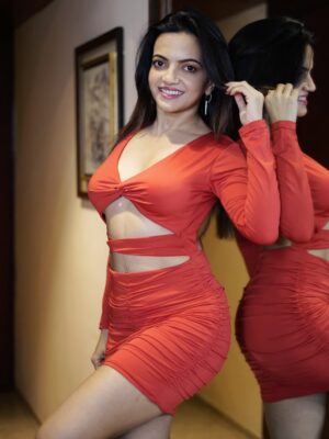 Ayra Sharma Instagram - Smile se no smile tak ka safar🍒🌹
#picoftheday #instagood #instafashion #redlove
