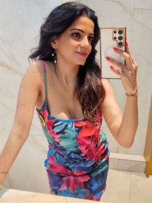 Ayra Sharma Instagram - Spot the difference..😉
#latenight #selfie