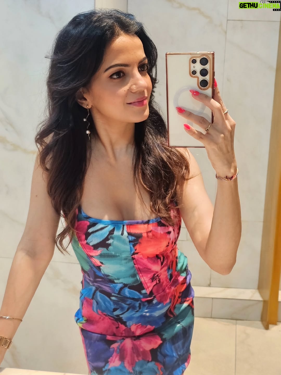 Ayra Sharma - 3 Likes - Spot the difference..😉
#latenight #selfie