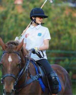 Aysanem Yusupova Instagram - O’zbekiston polo federatsiyasi ambassadori boldim 🐎Kichkinaligimdan ot minishni juda yaxshi koraman
sizchi ot sportiga qiziqasizmi?