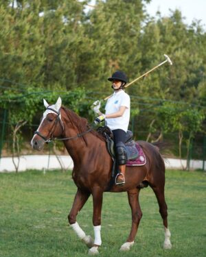Aysanem Yusupova Instagram - O’zbekiston polo federatsiyasi ambassadori boldim 🐎Kichkinaligimdan ot minishni juda yaxshi koraman
sizchi ot sportiga qiziqasizmi?