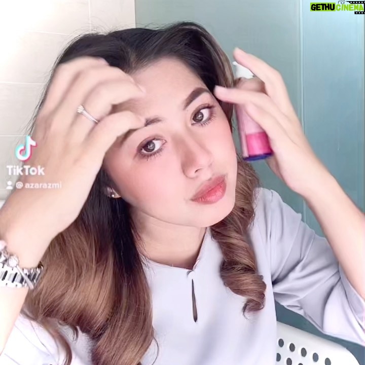 Azar Azmi - 2.3K Likes - Kita pandang depan,
Apa pun jadi kita pandang depan je,
Kita jangan pandang belakang congkak 😂
.
.
.

👩🏻@snowybyazarazmi 
🍰@snowybakeree 
💋@azarazmicosmeticshq 

#kautungguakudatang 
#donthatespreadlove
#snowysanitizer
#moistureglowessence
#snowybakeree
#moistchoxcake 
#snowybyazarazmi

📲 0133662616