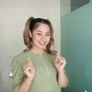 Azar Azmi Instagram - Siapa pernah buat benda ni dulu…
LEBIH BAIK MENGAKU….
🤣👍🏻
Tak ingat dah step dia oii…
#snowysanitizer
#moistureglowessence
#moistchoxcake
@snowybyazarazmi
@snowybakeree
@pristineimprint
#kautungguakudatang
#donthatespreadlove
Open agent stockist
Whatsapp 0174442464
Masalah skin tak sudah2,
Mai whatsapp kami…
0133662616