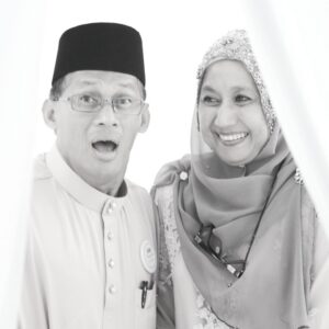 Azar Azmi Instagram - I miss you so much
Kita akan jumpa at the other side,
and will never let you go again,
I’ll hold your hands every second of mine,
The thing that can make me happy. Has gone.
As long as I breathe,
I’ll never ever stop to spread
my smile, my vibe, my energy, my positivity,
To everyone, even though only me knows,
Saya budak bodoh, xpandai mana pun.
Tolong beri tunjuk ajar…
Alfatihah
Azmi bin Merry
Arbaayah bt Aminah
@snowybakeree
@snowybyazarazmi
@pristineimprint
#kautungguakudatang
#donthatespreadlove