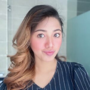 Azar Azmi Instagram - Penggunaan susuk adalah perkara wajib diabad ini…
Maka ingin saya ingatkan,
Pakai susuk xboley makan satay🤣🤟🏻
Swipe left,
Saya reveal susuk saya…
Janji tak de rahsia…
Saya mengaku 😉
.
.
.
#kautungguakudatang
#donthatespreadlove #kepalahotakkau #susukmge
@snowybyazarazmi
@snowybakeree
@pristineimprint
