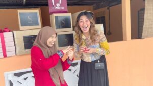 Azar Azmi Instagram - Abaikan gelak kami tu,
Bahagiamu bahagiaku…
Sarung cincin pun main teka-teki saiz apa… 🤣😂
Tahniah @_kitty_cat5368
LEVEL UP…
You did it kak kay…
From totally zero…
Socmed pun xtahu pape…
Alhamdulillah YOU PROVED IT…
Saya bangga dengan orang yang seperti ini, bukan hanya berkata “tak tahu nak buat la” “ala macam mana ni” “kita tak reti” “kita takde follower la”
Ini semua negative…
Will see you soon again
Be our family #snowyfamily
@snowybyazarazmi
@snowybakeree
#kautungguakudatang
#donthatespreadlove
#snowysanitizer
#moistureglowessence
#snowybakeree
#moistchoxcake
#snowybyazarazmi
0133662616