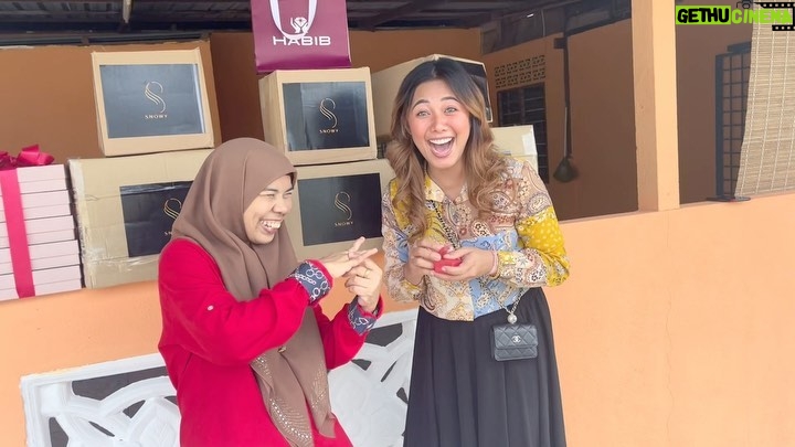 Azar Azmi - 4.4K Likes - Abaikan gelak kami tu,
Bahagiamu bahagiaku…
Sarung cincin pun main teka-teki saiz apa… 🤣😂

Tahniah @_kitty_cat5368 
LEVEL UP…
You did it kak kay…
From totally zero…
Socmed pun xtahu pape…
Alhamdulillah YOU PROVED IT…

Saya bangga dengan orang yang seperti ini, bukan hanya berkata “tak tahu nak buat la” “ala macam mana ni” “kita tak reti” “kita takde follower la”
Ini semua negative…

Will see you soon again
Be our family #snowyfamily

@snowybyazarazmi 
@snowybakeree 

#kautungguakudatang 
#donthatespreadlove
#snowysanitizer
#moistureglowessence
#snowybakeree
#moistchoxcake 
#snowybyazarazmi

0133662616