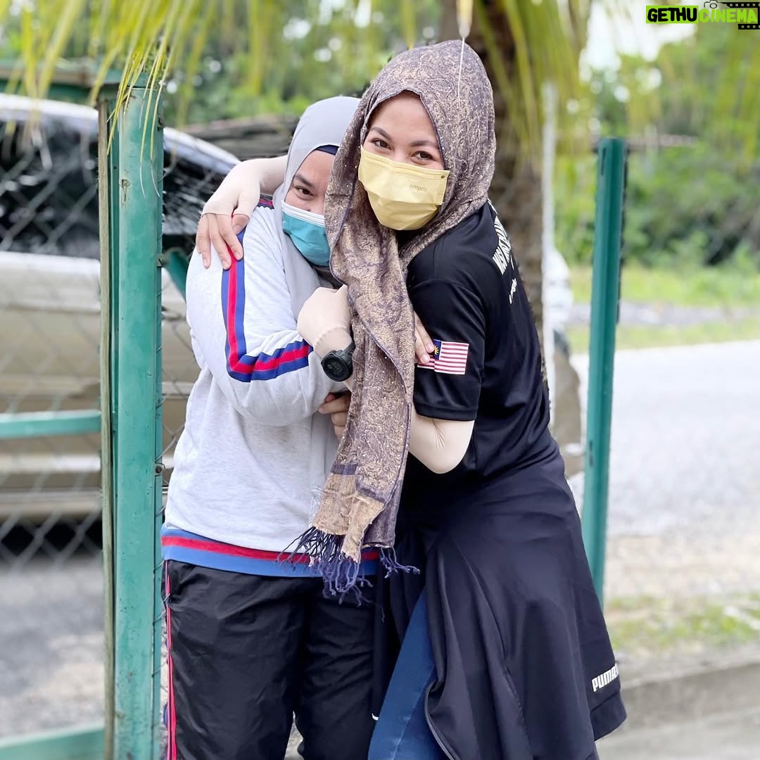 Azar Azmi - 12.7K Likes - Tiada apa yang kami inginkan melainkan berkongsi kegembiraan dengan serba sedikit yang kami ada bersama.

Allahuakbar, kau yang maha mengetahui, kau permudahkanlah segala urusan kami. Ameen ya rabb…

Setiap pembelian #snowysanitizer #mge #moistureglowessence
Setiap items RM1.00 akan didonate sepanjang misi yang Azar jalan ini.
Insyaallah i’ll work harder for my next mission ( cannot say anything yet bout it ) but doa saya. Insyaallah.

Next week doakan  untuk
Selangor
Negeri Sembilan
Pahang

 لَا حَوْلَ وَلَا قُوَّةَ إِلَّا بِاللهِ العَلِيِّ العَظِيْمِ

Saluran Sumbangan
Maybank
155015128712
Azar Azmi

@_snowyfamily_
@snowybyazarazmi 
0133662616
@pristineimprint 

#kautungguakudatang
#donthatespreadlove 
#snowysanitizer
#moistureglowessence 
#azarazmi
#snowybyazarazmi
