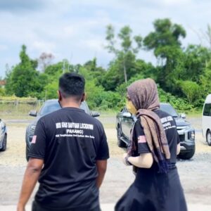 Azar Azmi Instagram - Tiada apa yang kami inginkan melainkan berkongsi kegembiraan dengan serba sedikit yang kami ada bersama.
Allahuakbar, kau yang maha mengetahui, kau permudahkanlah segala urusan kami. Ameen ya rabb…
Setiap pembelian #snowysanitizer #mge #moistureglowessence
Setiap items RM1.00 akan didonate sepanjang misi yang Azar jalan ini.
Insyaallah i’ll work harder for my next mission ( cannot say anything yet bout it ) but doa saya. Insyaallah.
Next week doakan untuk
Selangor
Negeri Sembilan
Pahang
لَا حَوْلَ وَلَا قُوَّةَ إِلَّا بِاللهِ العَلِيِّ العَظِيْمِ
Saluran Sumbangan
Maybank
155015128712
Azar Azmi
@_snowyfamily_
@snowybyazarazmi
0133662616
@pristineimprint
#kautungguakudatang
#donthatespreadlove
#snowysanitizer
#moistureglowessence
#azarazmi
#snowybyazarazmi