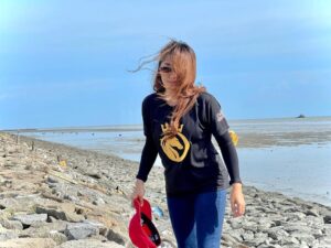 Azar Azmi Instagram - Just smile for me,
And let the day begin,
Sometimes you just know
its time to START SOMETHING NEW
and trust the magic of
NEW BEGINNING
NEW JOURNEY
@snowybakeree
Forever
@snowybyazarazmi
Heart with
@pristineimprint
#KAUTUNGGUAKUDATANG
#donthatespreadlove
