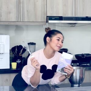 Azar Azmi Instagram - Masak apa harini deknon???
Kami nak baking-baking…
#moistchoxcake
Cannot tunggu sampai tomorrow 🤣
Laa kami nak buat 🧁🍰🎂
.
.
.
agent and stockist
Whatsapp 0174442464
.
.
@snowybyazarazmi
@snowybakeree
@azarazmicosmeticshq
#kautungguakudatang
#donthatespreadlove
#snowysanitizer
#moistureglowessence
#snowybakeree
#moistchoxcake
#snowybyazarazmi
0133662616