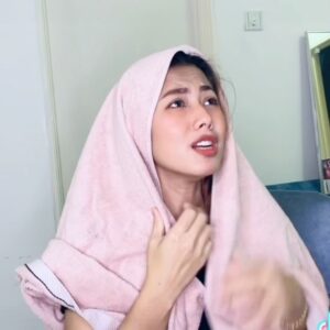 Azar Azmi Instagram - Boleh ka macam ni ya tuhan?
Maafkan daku ya tuhan…
Ampuni nabila ya tuhan…
Maafin…mungkin kerna nabila udah 48jam belum ketiduran,
Nabila pamer duluan ya…
😂🙏🏻🤣
Selamat malem…
.
.
.
.
Ada masa kita serius,
Dalam serius kita kena release…
Ok kawan-kawan…
#muahciked
.
.
.
.
.
.
Setiap #snowysanitizer #mge #moistureglowessence
RM1.00/item akan didonate sepanjang misi yang Azar jalankan ini.
.
Next week doakan untuk
Selangor
Negeri Sembilan
Pahang
لَا حَوْلَ وَلَا قُوَّةَ إِلَّا بِاللهِ العَلِيِّ العَظِيْمِ
Saluran Sumbangan
Maybank
155015128712
Azar Azmi
@_snowyfamily_
@snowybyazarazmi
0133662616
@pristineimprint
#kautungguakudatang
#donthatespreadlove
#snowysanitizer
#moistureglowessence
#azarazmi
#snowybyazarazmi