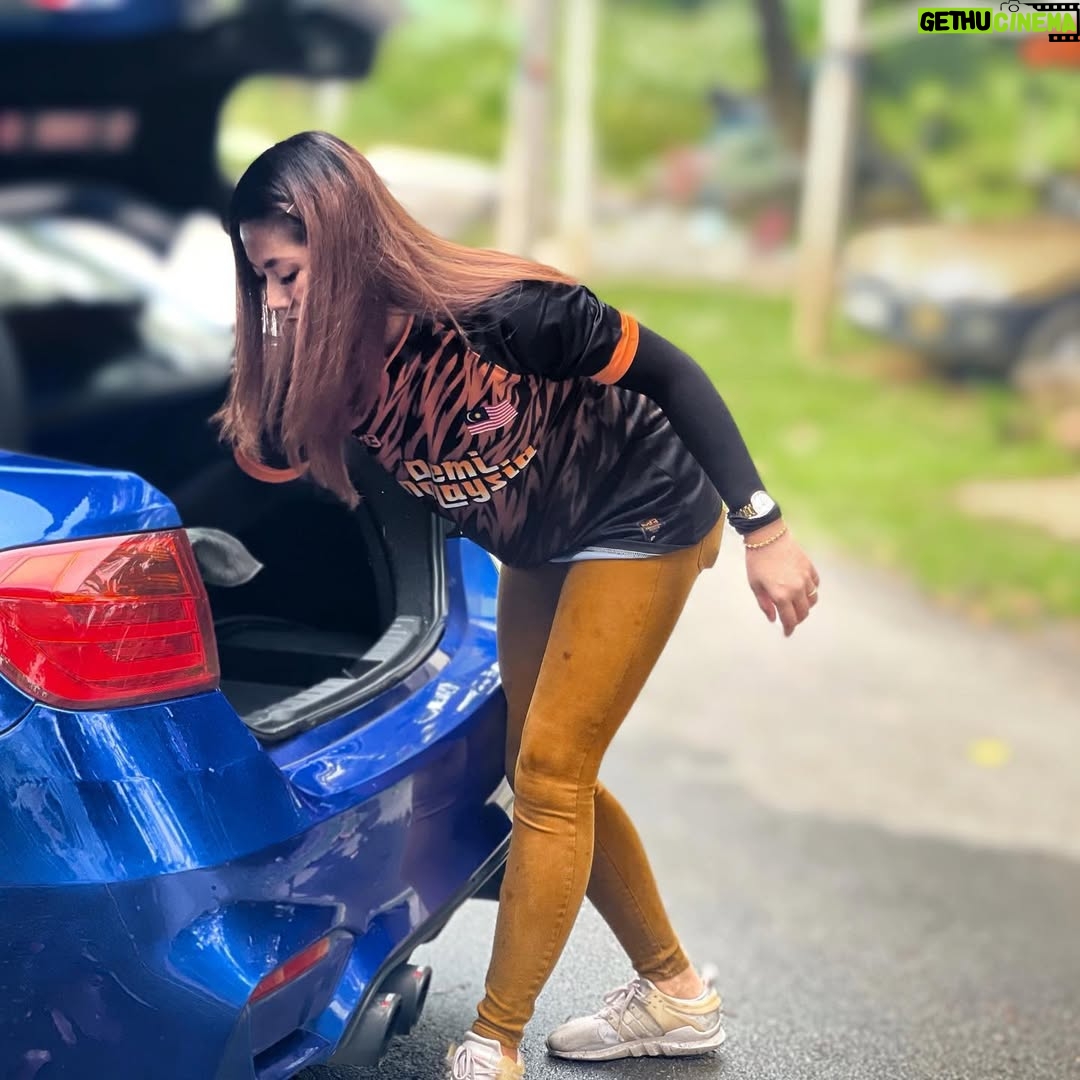 Azar Azmi - 9.4K Likes - Cara dengan gaya dah macam pemain bowling negara 😂🙏🏻🤣
.
Demi negara ku gagahkan juga 😅
.
Memang sengaja bagi tunjuk sikit-sikit je rupa baju ni, nak full view at @mn13_official @mirnawannawawi 
Limited edition 

#kautungguakudatang 
#donthatespreadlove
@snowybyazarazmi
@pristineimprint 
@_snowyfamily_ 
@snowybakeree