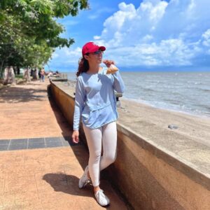 Azar Azmi Instagram - Air ikat tepi tetap my favourite
Nescafe ais mamak ( i called it “my susu” )
Tetap berdiri dimana saya berdiri berpuluh tahun yang lepas,
Semoga tuhan permudahkan segala urusan kita,
Semoga kita sentiasa dibawah lindunganNYA,
Hargai orang yang hadir disekeliling kita,
Kerana ianya hanyalah pinjaman sementara,
Bila2 ia akan pergi meninggalkan kita…
Hanya tuhan yang tahu dan mengerti,
Kerana DIA yang membenar setiap kejadian,
HANYA PADAMU AKU BERSERAH
@snowybyazarazmi
@snowybakeree
@pristineimprint
#kautungguakudatang
#donthatespreadlove