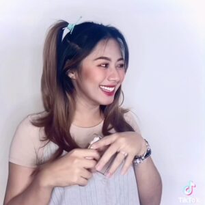 Azar Azmi Instagram - Jangan buat saya marah,
Kalau saya marah saya bertukar…
Elok2 MGE tu elok untuk muka,
Kang hinggap ke muka kang 😂🤣
.
.
.
@snowybyazarazmi
@snowybakeree
@azarazmicosmeticshq
.
.
.
#snowybyazarazmi
#snowysanitizer
#moistureglowessence
#moistchoxcake
#aliseyebrowcushion
Get it
0133662616
Agent stokist
0174442464