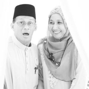 Azar Azmi Instagram - Ibu ayah
Alfatihah
Engkau kekuatan aku
Semangat ibu dan ayah yang selalu ada,
Terima kasih ibu ayah atas didikan selama ini…
Biar apa yang orang buat pada kita,
Kita berserah, xperlu balas,
Kerana DIA ada,
Kita tidak mampu menahan manusia dari melakukan apa, bicara atau apa sahaja perbuatan,
Biarkan…
Dan semoga yang baca ini
Dipermudahkan segala urusan
Insyaallah
Ameen
Allahumma assir walla tuassir…
#donthatespreadlove
#kautungguakudatang
