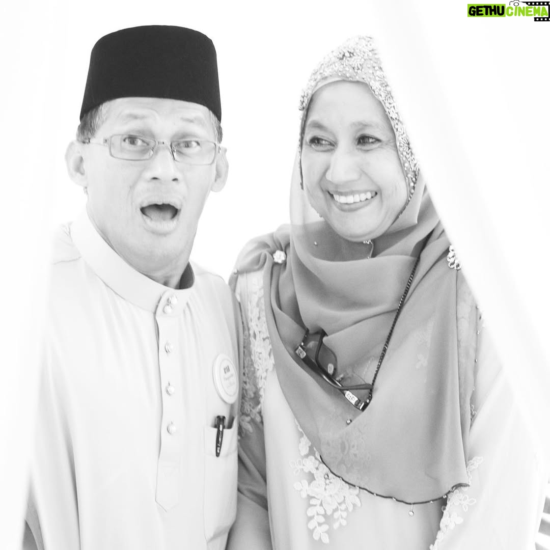 Azar Azmi - 11.5K Likes - Ibu ayah
Alfatihah

Engkau kekuatan aku
Semangat ibu dan ayah yang selalu ada,
Terima kasih ibu ayah atas didikan selama ini…

Biar apa yang orang buat pada kita,
Kita berserah, xperlu balas,
Kerana DIA ada,
Kita tidak mampu menahan manusia dari melakukan apa, bicara atau apa sahaja perbuatan,
Biarkan…

Dan semoga yang baca ini
Dipermudahkan segala urusan
Insyaallah
Ameen

Allahumma assir walla tuassir…

#donthatespreadlove
#kautungguakudatang