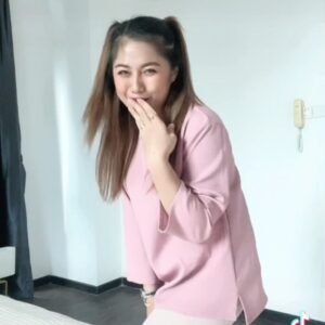 Azar Azmi Instagram - Apa?
Apa?
.
Ahhh gitewwww…
.
.
.
#kautungguakudatang
#donthatespreadlove
#moistureglowessence
#snowysanitizer
.
.
@snowybyazarazmi
@snowybakeree
@pristineimprint
