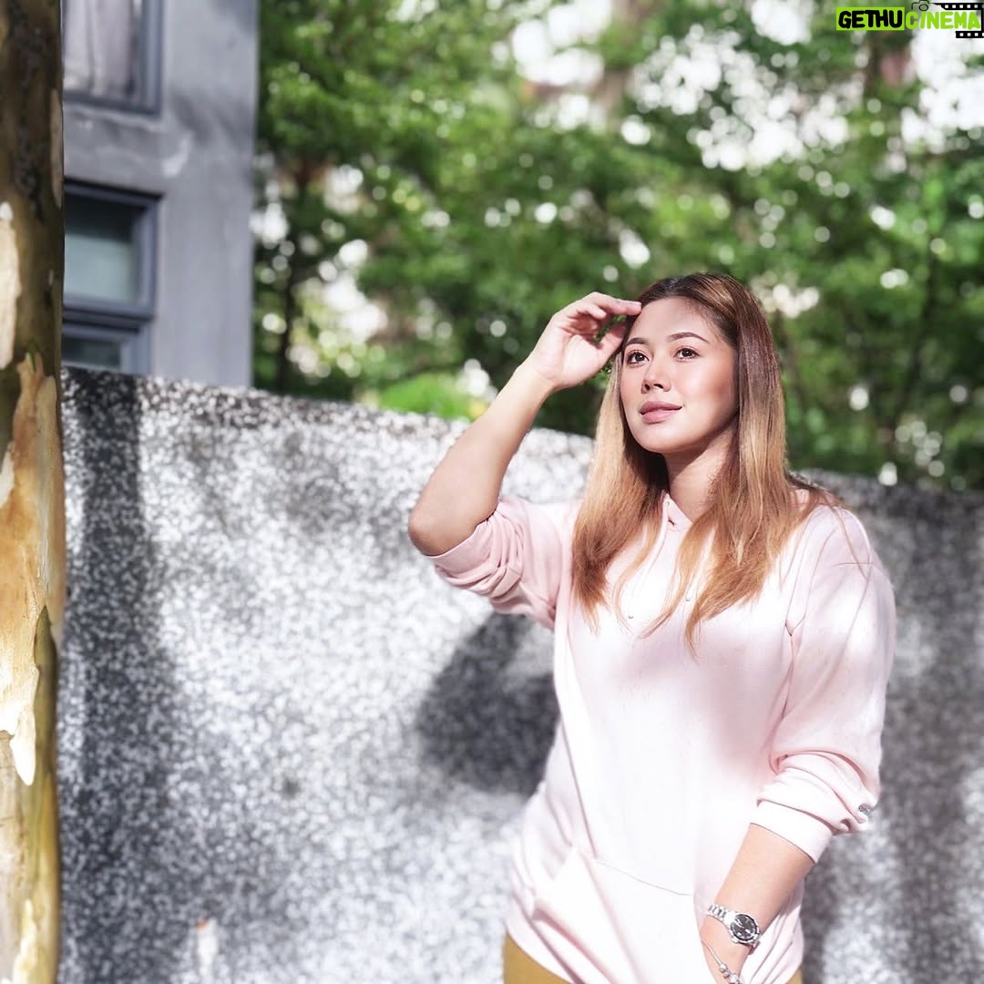Azar Azmi - 3.4K Likes - Good morning world,
Semoga ceria selalu
Dan dikurniakan rezeki yang murah dan luas kepada semua
yang bertungkus lumus berjuang dan baca simple note ini. Ameen…
Apapun skin perlu dijaga, MGE,
Take care with snowy sanitizer,
Craving sweet moist chox cake.

Salam Sabtu

@snowybyazarazmi 
@snowybakeree 
@azarazmicosmeticshq 

#donthatespreadlove
#kautungguakudatang
#snowybyazarazmi
#snowybakeree
#azarazmicosmetics