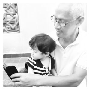 Azar Azmi Instagram - I love you ayah,
I miss you ibu…
Kak lang penat…
.
.
.
Selamat malam semua…