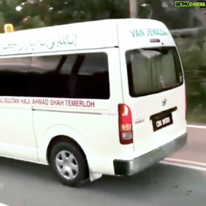 Azar Azmi - 5.3K Likes - Tolong jaga diri,
Jaga SOP bukan untuk diri kita sahaja,
Malah untuk orang sekeliling kita,
Bukan sengaja selfish tapi terpaksa,

Anda nak ke keluarga kita ghaib kerana kerana covid?
Tak dapat jumpa,
Tak dapat peluk,
Tak dapat cium,
Tak dapat mandikan,
Tak dapat jumpa untuk kali terakhir,
Tak dapat tatap untuk yang terakhir kali,

Tolonglah sedar kepada semua yang masih belum sedar,
Sedarlah sebelum kalian disedarkan,
Ketahuilah yang perasaan begini sangat perit,
Saat saya melihat video ini, saya sendiri pun xdapat menahan sedih dan hiba,
Apatah lagi yang melaluinya.

Sebab saya sayang awak semua.
Sebab itu saya ingatkan,

Jumlah angka sebenarnya melebihi apa yang kita ketahui…

Saya mohon kepada semua, kita duduk rumah sekejap je… insyaallah kalau semua mendengar dan ikut apa yang telah diperintahkan, semua ini akan berlalu pergi. Percayalah…
KITA BERSATU UNTUK PULIHKAN SEMUA KEADAAN INI OK? Kadang2 bukan salah kita tapi salah orang yang tidak bertanggungjawab.

“ONE FOR ALL, ALL FOR ONE”

Alfatihah
Nenek to my team @snowybyazarazmi_nurul
.
.
.
.
.
.

Setiap pembelian #snowysanitizer #mge #moistureglowessence
Setiap items RM1.00 akan didonate sepanjang misi yang Azar jalankan ini.
Insyaallah i’ll work harder for my next mission ( cannot say anything yet bout it ) but doa saya. Insyaallah.

Next week doakan  untuk
Selangor
Negeri Sembilan
Pahang

 لَا حَوْلَ وَلَا قُوَّةَ إِلَّا بِاللهِ العَلِيِّ العَظِيْمِ

Saluran Sumbangan
Maybank
155015128712
Azar Azmi

@_snowyfamily_
@snowybyazarazmi 
0133662616
@pristineimprint 

#kautungguakudatang
#donthatespreadlove 
#snowysanitizer
#moistureglowessence 
#azarazmi
#snowybyazarazmi