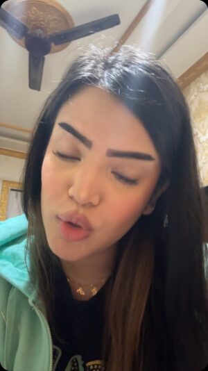 Azma Fallah Instagram - Fortuner car nahi sirf mujhe le lo😭