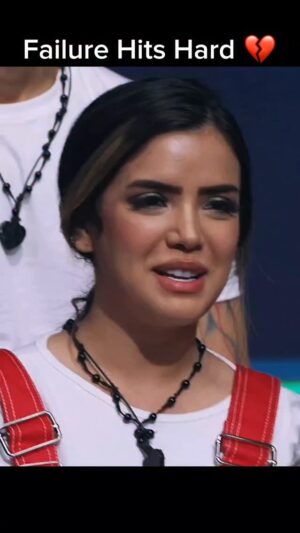 Azma Fallah Instagram - gham chupa kar has di mein 🙂
log samjhee dard ka ehsas hi nahi??