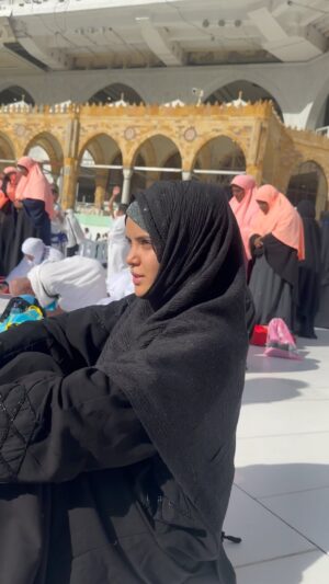 Azma Fallah Instagram - Alhamdulillah Completed my Umrah 😭😭😭😭😭😭😭
I can’t Type What i am feeling right now…. best day of my life when i saw Kaba Shareef for the first time 16/12/2023😭😭😭😭