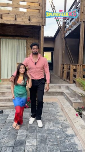 Azma Fallah Instagram - Humare bade miyan aur chote miyan, dosti ka ultimate height difference! 🤭👫
Watch MTV Splitsvilla X5, co-powered by #NEWME, #Fixderma & #Wildstone, every Sat-Sun at 7 PM, only on MTV & JioCinema.
#MTVSplitsvillaX5 #MTVSplitsvilla #Splitsvilla15 #ExSqueezeMePlease #MTV #MTVIndia #FunnyReel #memesdaily #Trending
