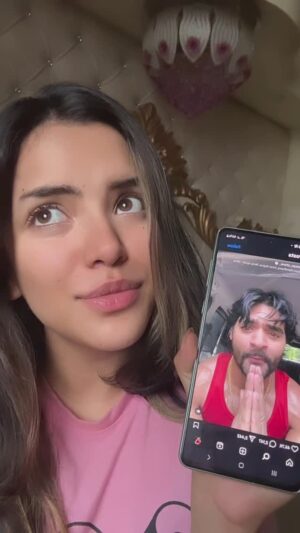 Azma Fallah Instagram - Industry ki Begam Roo rahi hai 😂 Munawar ne Galat kiya😂😂😂😂 ….. #thesociety #thesocietyonjiohotstar